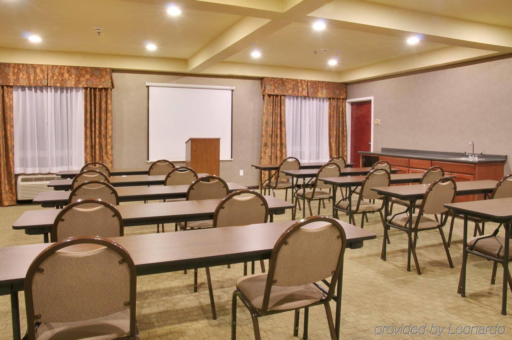 Holiday Inn Express & Suites Alexandria, An Ihg Hotel Удобства фото